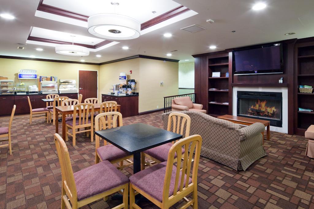 Holiday Inn Express Cincinnati-로렌스버그 외부 사진