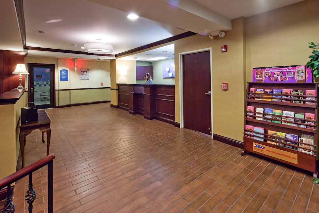 Holiday Inn Express Cincinnati-로렌스버그 외부 사진